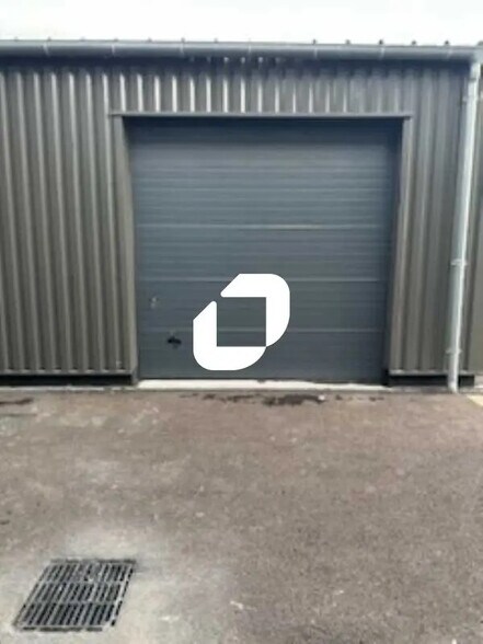 Local d’activités dans Bréval à louer - Photo de l’immeuble – Image 1 sur 10