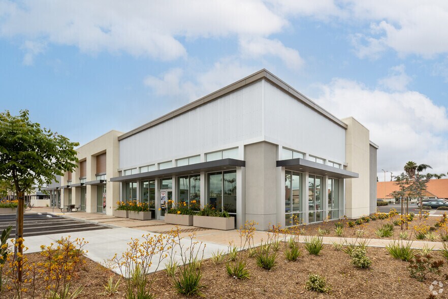 9852 Chapman Ave, Garden Grove, CA à louer - Photo principale – Image 1 sur 13