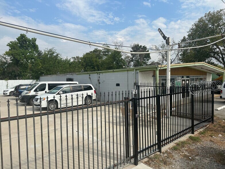 8212 Jensen Dr, Houston, TX à vendre - Photo de l’immeuble – Image 2 sur 5