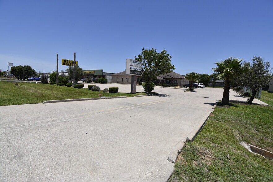 10407 W Fairmont Pky, La Porte, TX à louer - Photo de l’immeuble – Image 3 sur 25