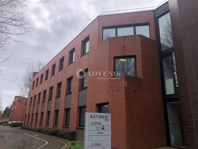 Plus de détails pour 6 Rue Jean Pierre Timbaud, Montigny-le-Bretonneux - Bureau à louer