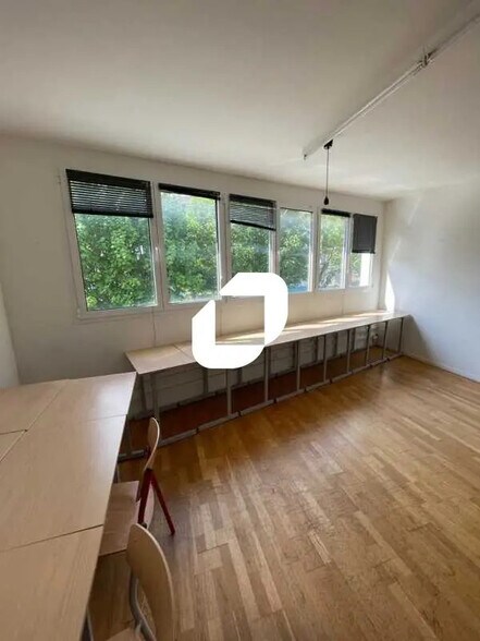 Bureau dans Montreuil à louer - Photo de l’immeuble – Image 3 sur 11