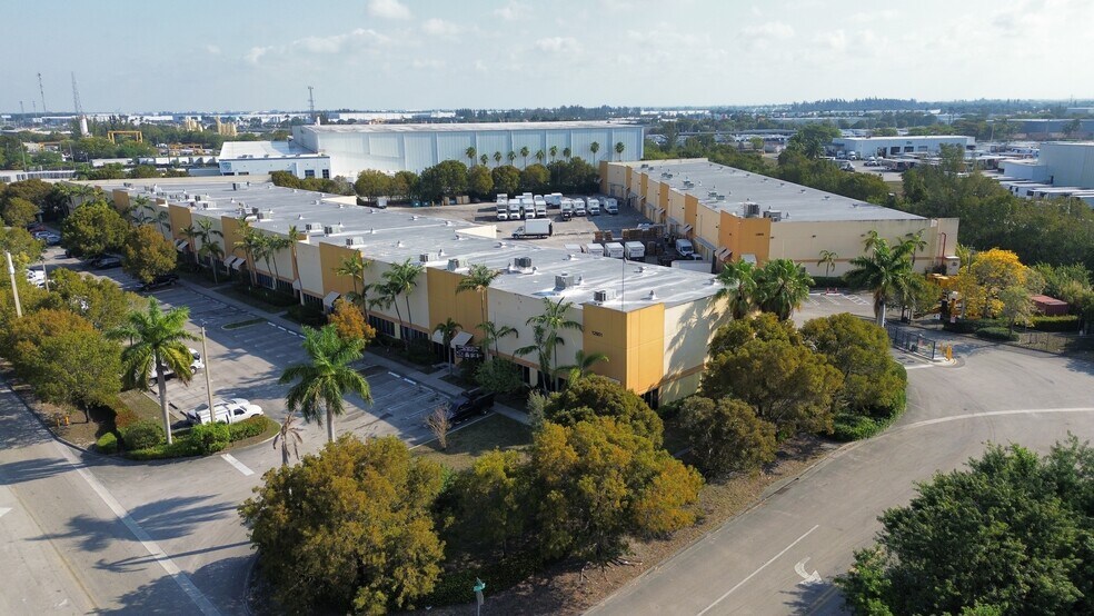 12601 NW 115th Ave, Medley, FL à louer - Photo de l’immeuble – Image 2 sur 7