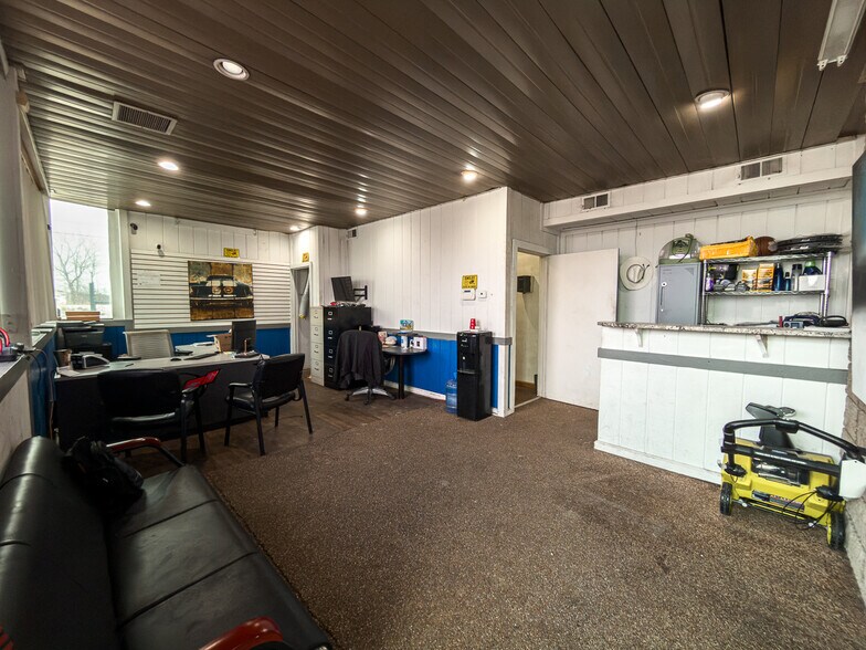 2203 Navarre Rd, Canton, OH à vendre - Photo de l’immeuble – Image 2 sur 15