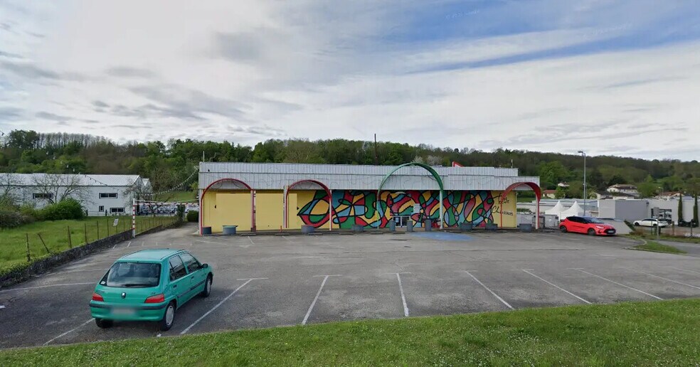 Local commercial dans Ruy-Montceau à louer - Photo de l’immeuble – Image 1 sur 3