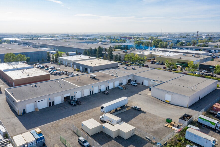 4420 75th Ave SE, Calgary, AB à louer - Photo de l’immeuble – Image 2 sur 5