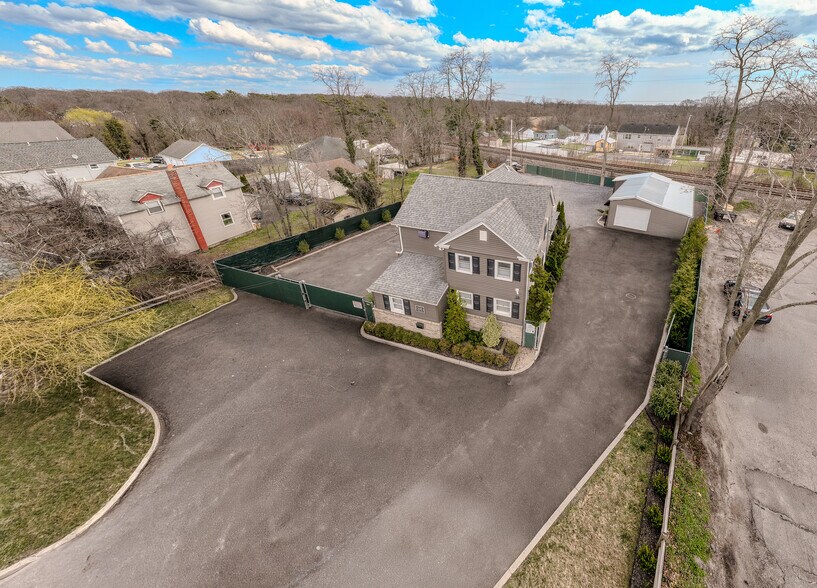 296 N Main St, Sayville, NY à vendre - Photo de l’immeuble – Image 2 sur 48