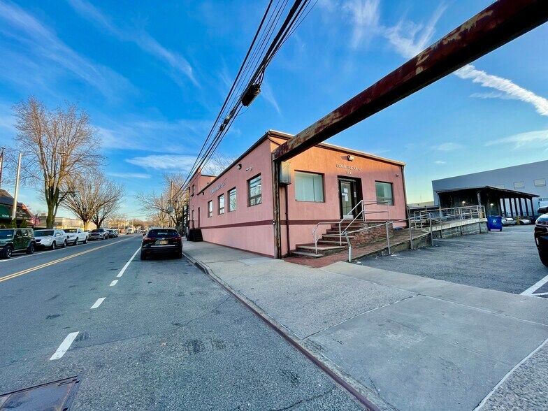 7310 88th St, Glendale, NY à louer - Photo de l’immeuble – Image 2 sur 12