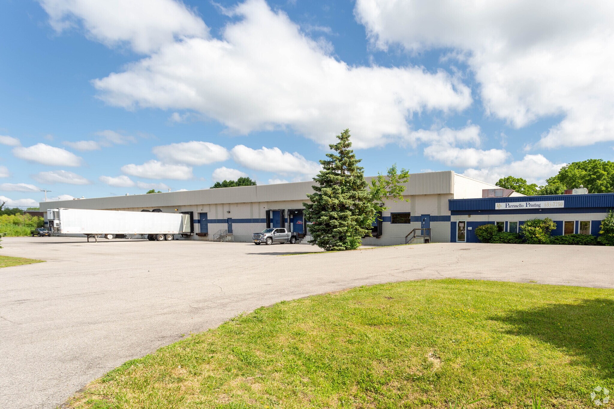 84 Aero Dr, Cheektowaga, NY à louer Photo principale– Image 1 sur 7