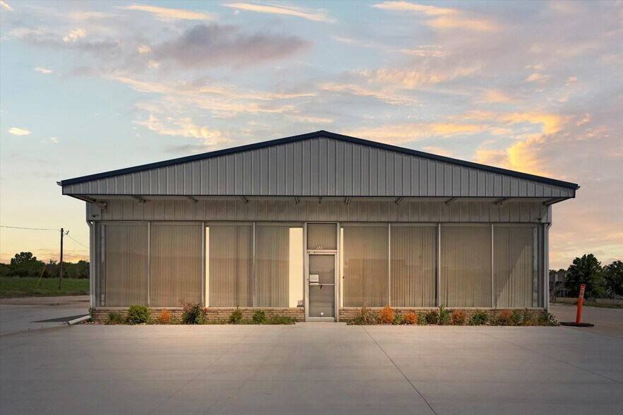 325 E State Ave, Tonganoxie, KS à louer - Photo de l’immeuble – Image 2 sur 40