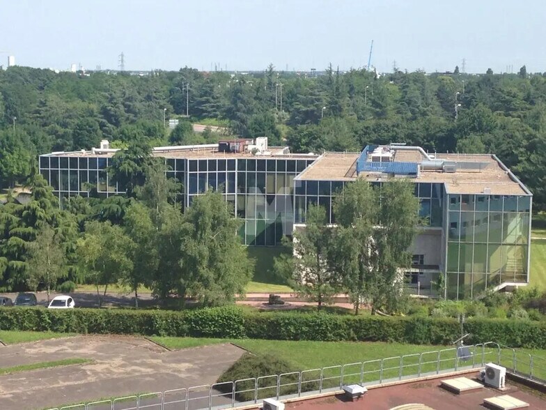 Local d’activités dans Évry-Courcouronnes à louer - Photo de l’immeuble – Image 1 sur 12