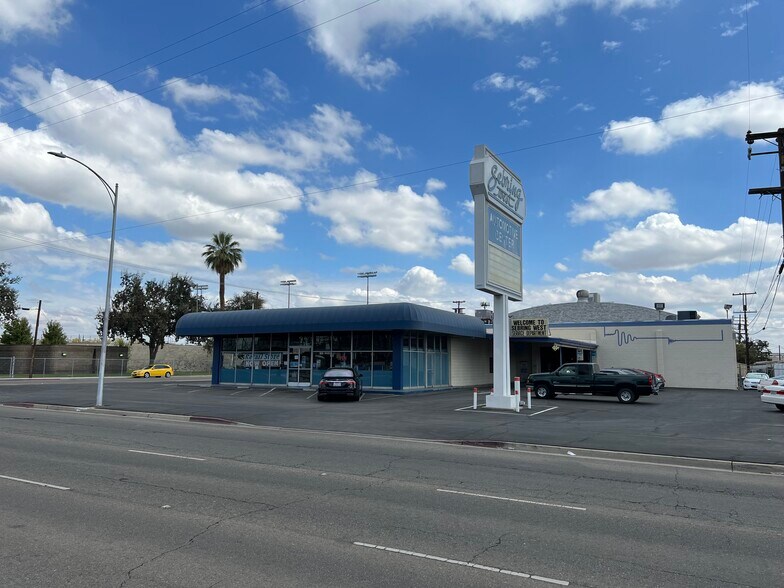 1744 N Blackstone Ave, Fresno, CA à louer - Photo de l’immeuble – Image 2 sur 12