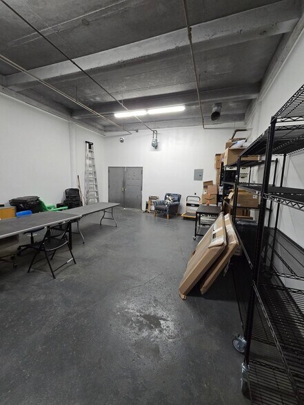 52-07 Flushing Ave, Maspeth, NY à louer - Photo intérieure – Image 3 sur 7