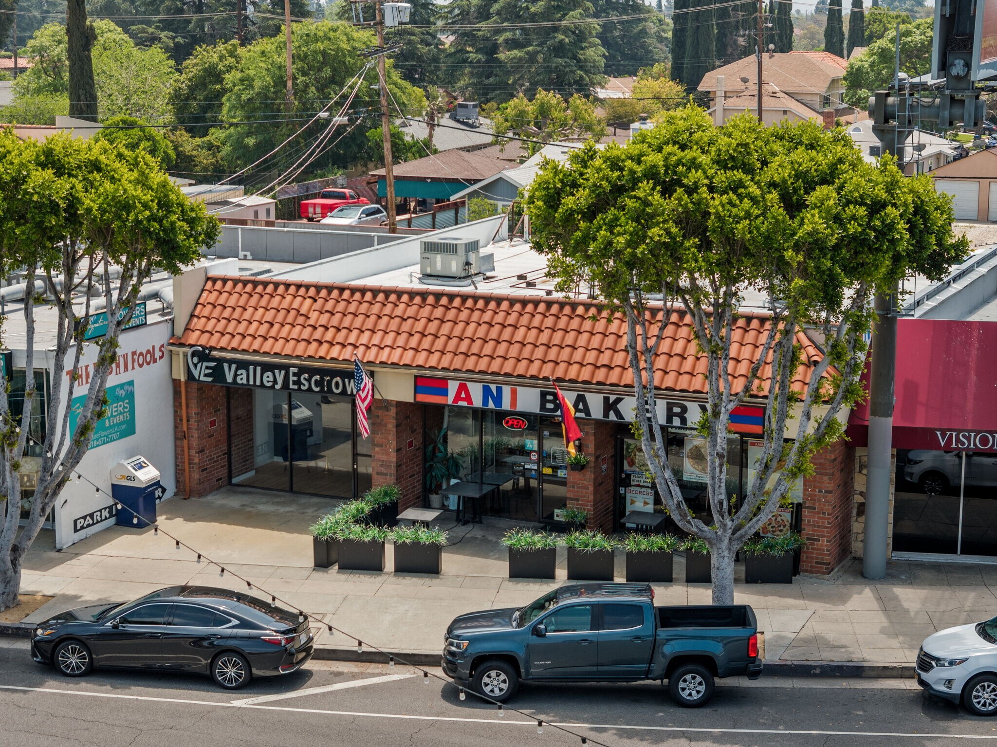 17826 Chatsworth St, Granada Hills, CA à vendre Photo principale– Image 1 sur 12