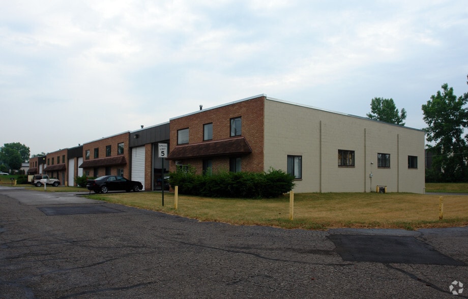 2050-2100 Winner St, Commerce Township, MI à louer - Photo principale – Image 1 sur 5