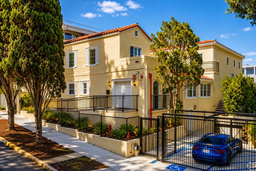 1112 N Sherbourne Dr, West Hollywood, CA à louer - Photo de l’immeuble – Image 1 sur 20