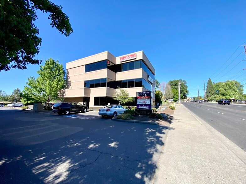 1575 E McAndrews Rd, Medford, OR à louer - Photo de l’immeuble – Image 1 sur 37
