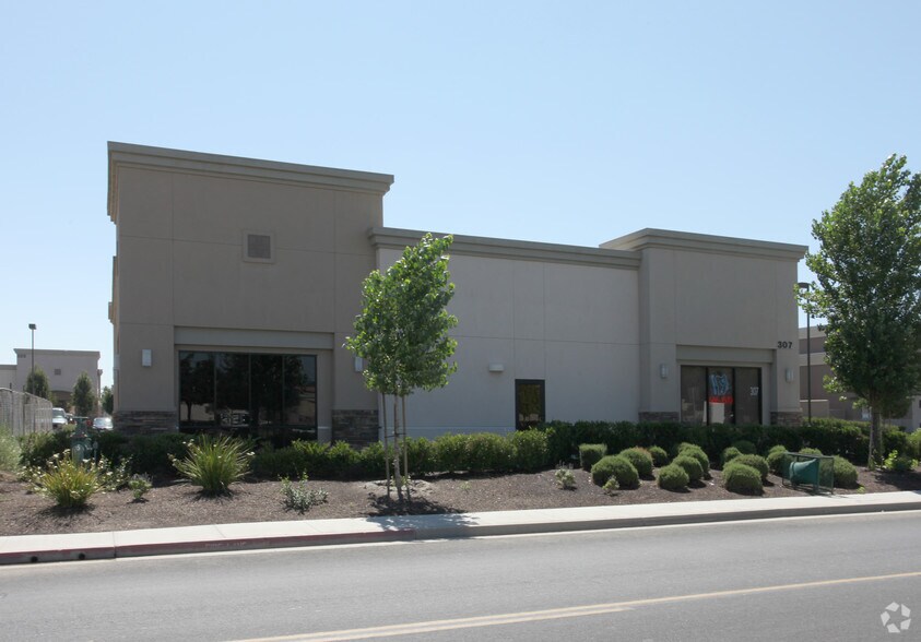 307 Mall Dr, Hanford, CA à vendre - Photo de l’immeuble – Image 2 sur 5