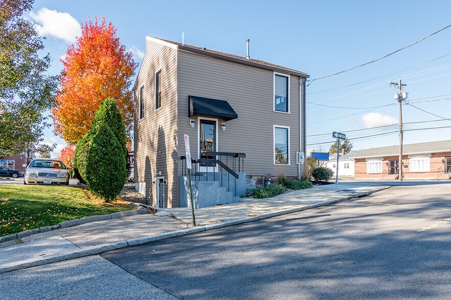 838 Reservoir Ave, Cranston, RI à vendre - Photo de l’immeuble – Image 3 sur 18