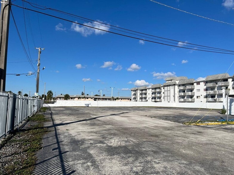 4385 NW 7th St, Miami, FL à louer - Photo de l’immeuble – Image 3 sur 12