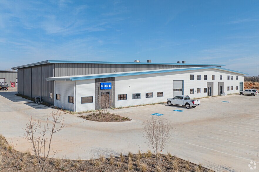 3725 NE 104th St, Oklahoma City, OK à louer - Photo de l’immeuble – Image 3 sur 20