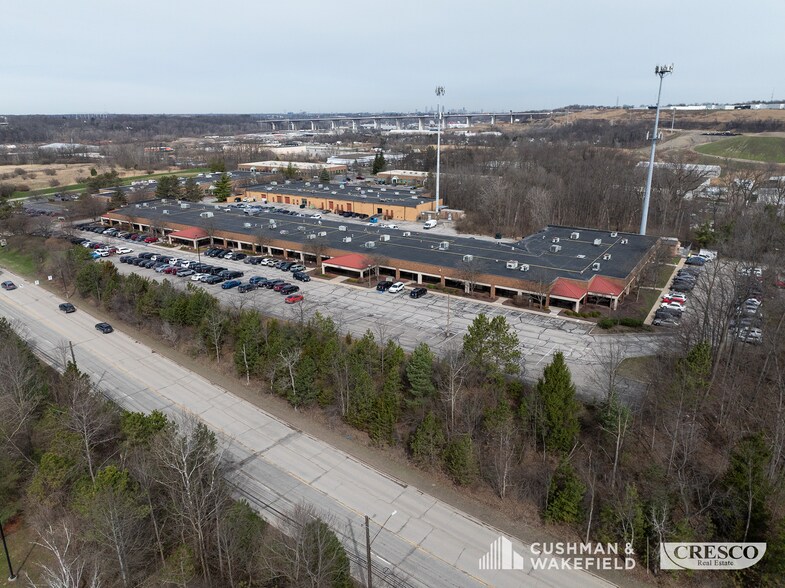9775 Rockside Rd, Valley View, OH à louer - Photo de l’immeuble – Image 3 sur 8