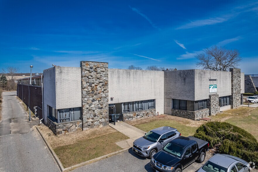 81 Modular Ave, Commack, NY à louer - Photo de l’immeuble – Image 3 sur 5