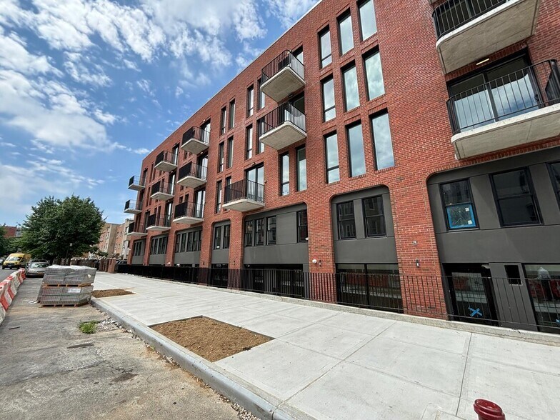 150 Noll St, Brooklyn, NY à louer - Photo de l’immeuble – Image 1 sur 11