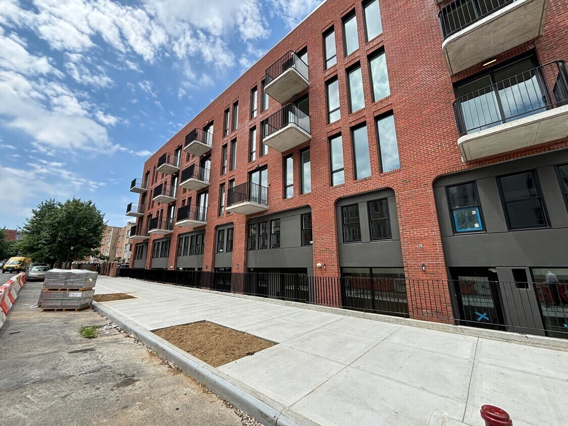 150 Noll St, Brooklyn, NY à louer Photo de l’immeuble– Image 1 sur 12