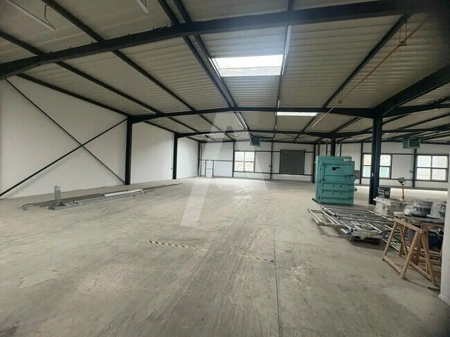 Plus de détails pour Local d'activités à louer