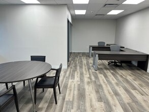 99 W Hawthorne Ave, Valley Stream, NY à louer Photo intérieure– Image 1 sur 6