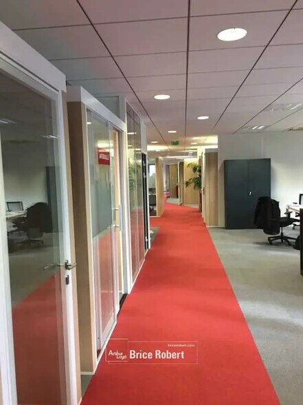 Bureau dans Saint-Priest à louer - Photo de l’immeuble – Image 3 sur 7