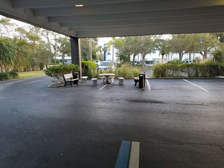 7901 4th St N, Saint Petersburg, FL à louer - Photo de l’immeuble – Image 3 sur 9