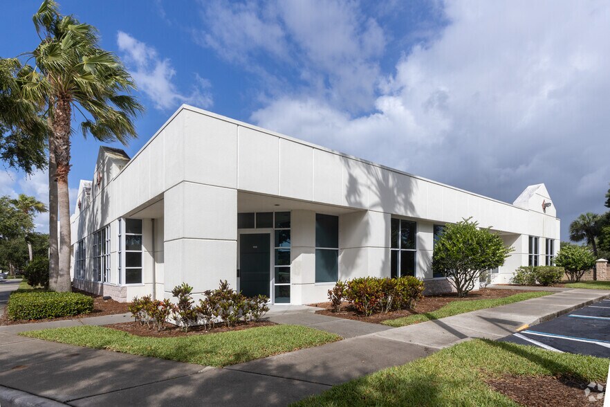 8240 Devereux Dr, Melbourne, FL à louer - Photo de l’immeuble – Image 1 sur 4
