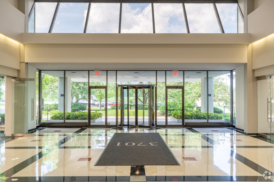 3701 Algonquin Rd, Rolling Meadows, IL à louer - Hall d’entrée – Image 2 sur 5