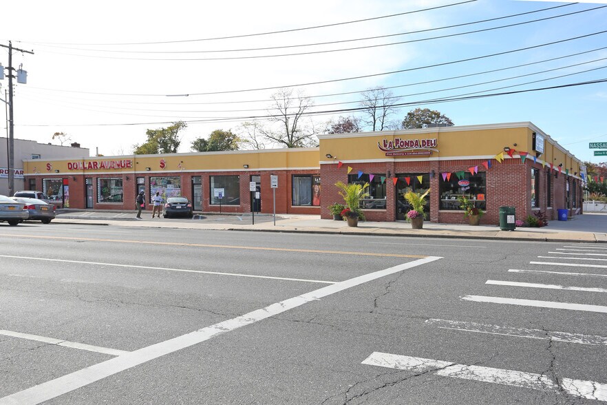 163-175 Nassau Rd, Roosevelt, NY à vendre - Photo principale – Image 1 sur 7