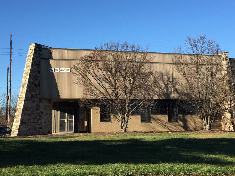 3350 Progress Dr, Bensalem, PA à louer - Photo de l’immeuble – Image 2 sur 7