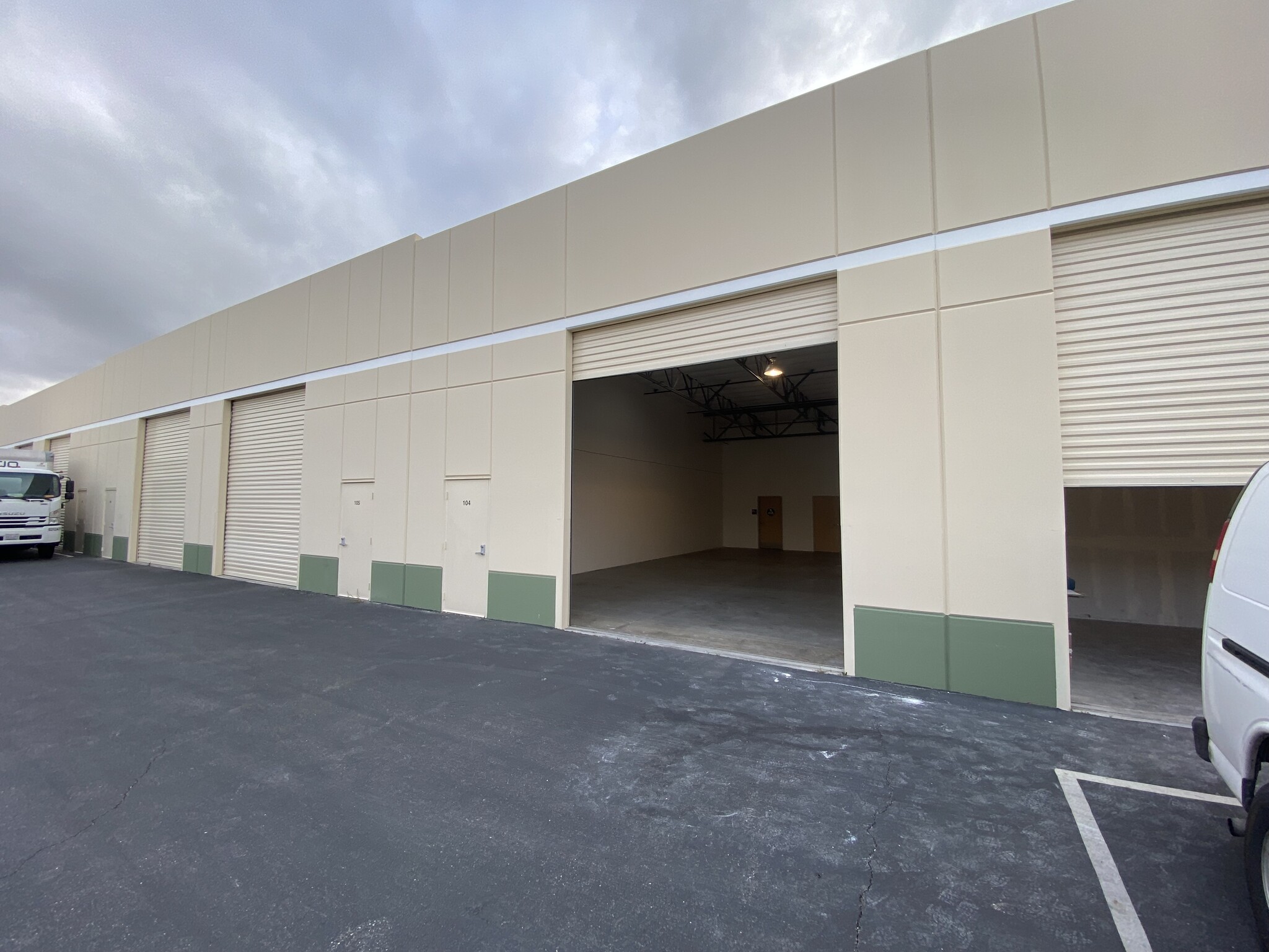 350 E Commercial Rd, San Bernardino, CA à louer Photo de l’immeuble– Image 1 sur 5