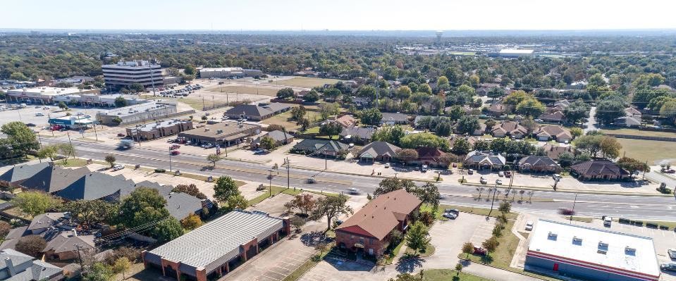 313 Harwood Rd, Bedford, TX à louer - Photo de l’immeuble – Image 3 sur 17