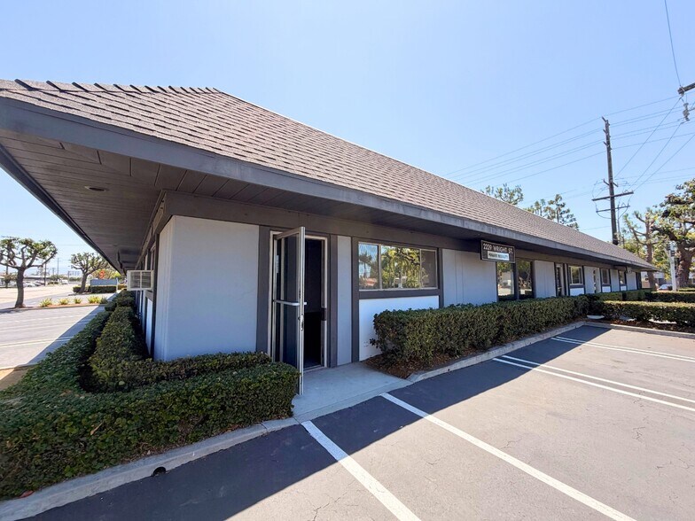 2227-2229 S Wright St, Santa Ana, CA à louer - Photo de l’immeuble – Image 2 sur 11