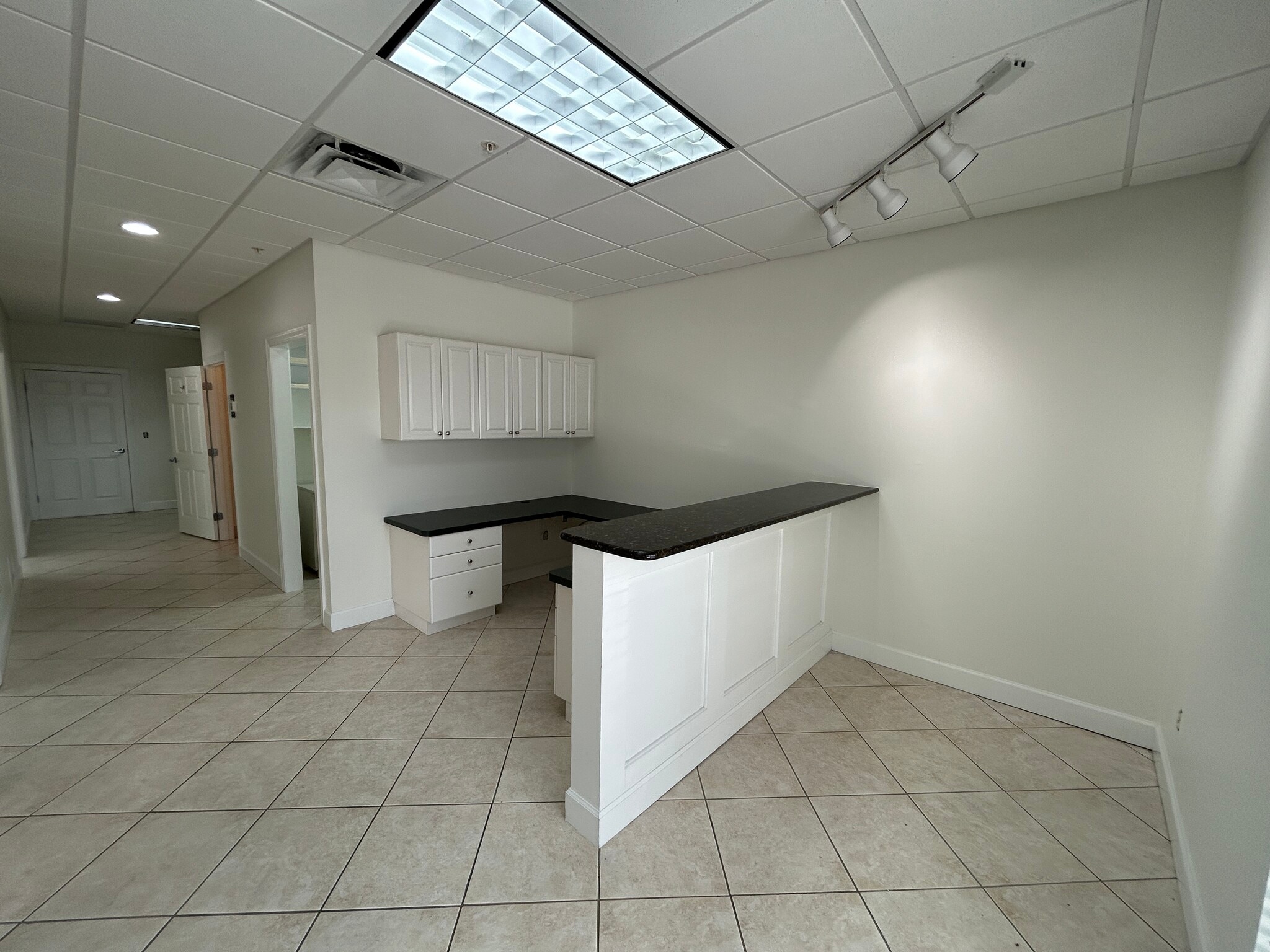 8221-8239 Blaikie Ct, Sarasota, FL à louer Photo de l’immeuble– Image 1 sur 19