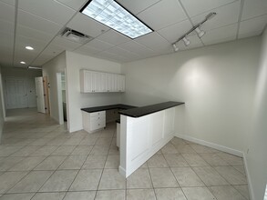 8221-8239 Blaikie Ct, Sarasota, FL à louer Photo de l’immeuble– Image 1 sur 19
