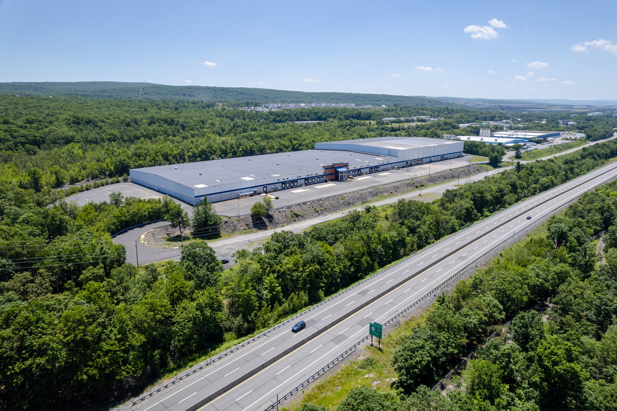 1 Commerce Rd, Pittston, PA à louer Photo principale– Image 1 sur 9