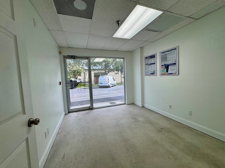 1957 Barber Rd, Sarasota, FL à louer - Photo de l’immeuble – Image 3 sur 6