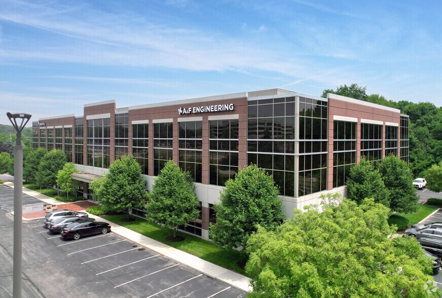 8365 Keystone Crossing, Indianapolis, IN à louer - Photo de l’immeuble – Image 3 sur 4