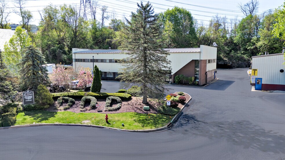 3 Browns Ln, Hawthorne, NY à louer - Photo de l’immeuble – Image 2 sur 7