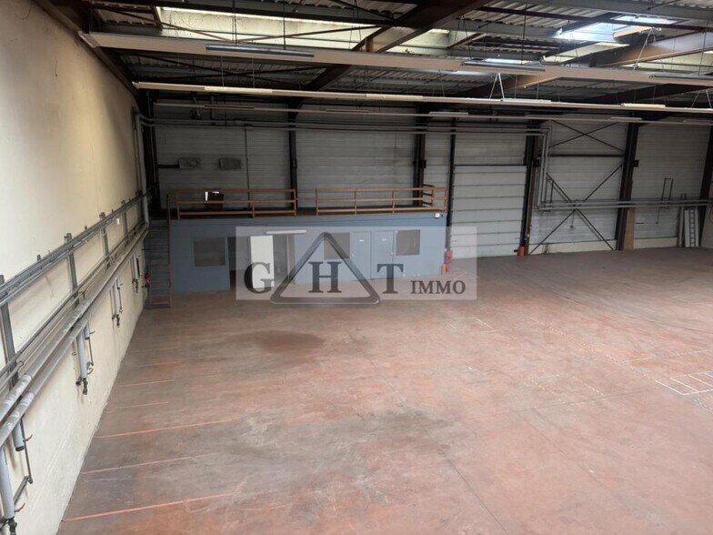 Industriel/Logistique dans Cergy à louer - Photo de l’immeuble – Image 3 sur 16