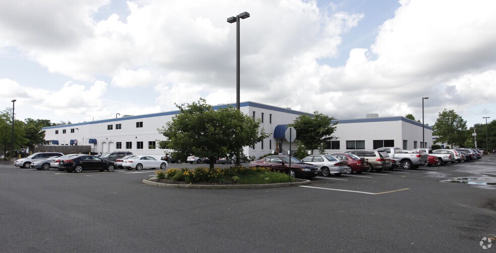 541 Industrial Way W, Eatontown, NJ à louer - Photo de l’immeuble – Image 2 sur 10