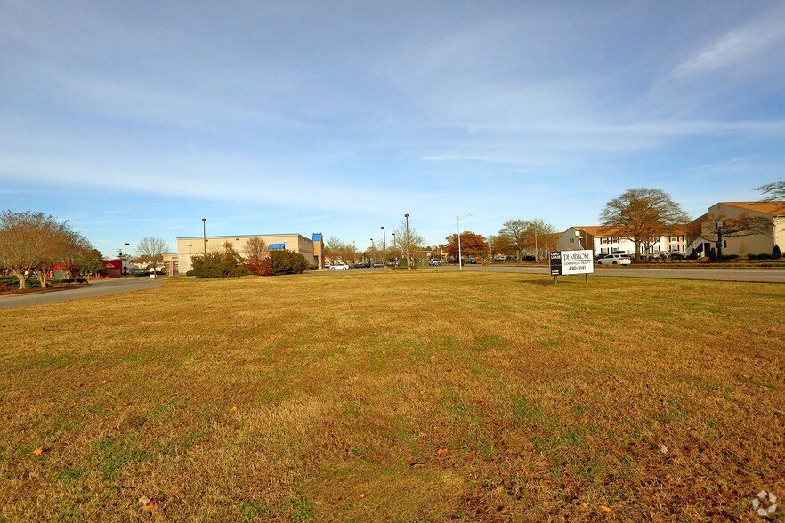 S PLAZA Trl, Virginia Beach, VA à vendre - Photo de l’immeuble – Image 2 sur 3