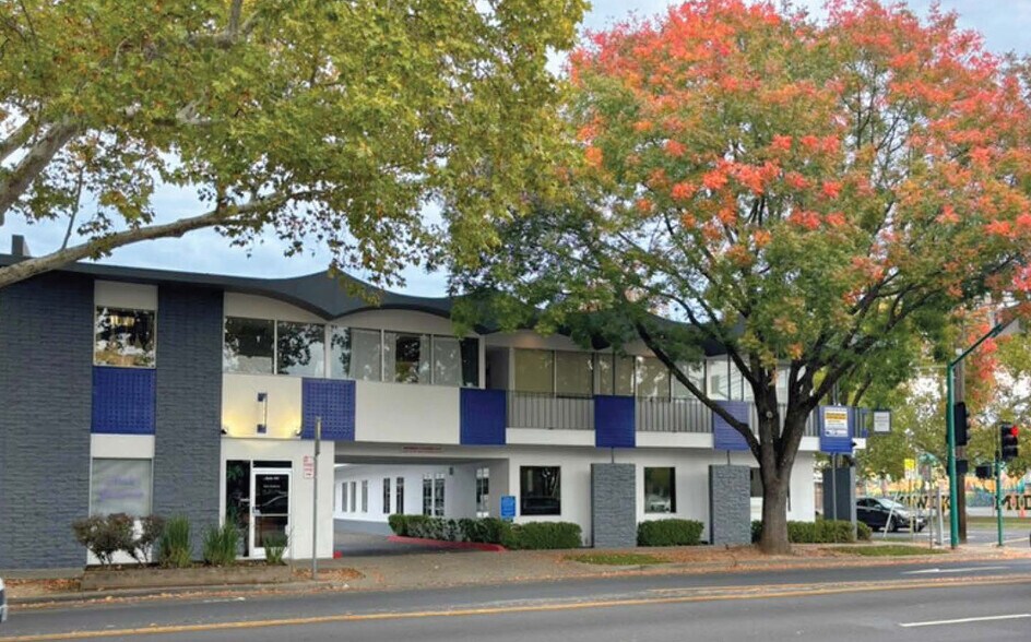 930 Alhambra Blvd, Sacramento, CA à louer - Photo de l’immeuble – Image 2 sur 26